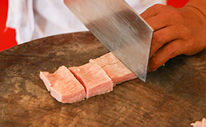 松阪肉切成2cm見方的小塊